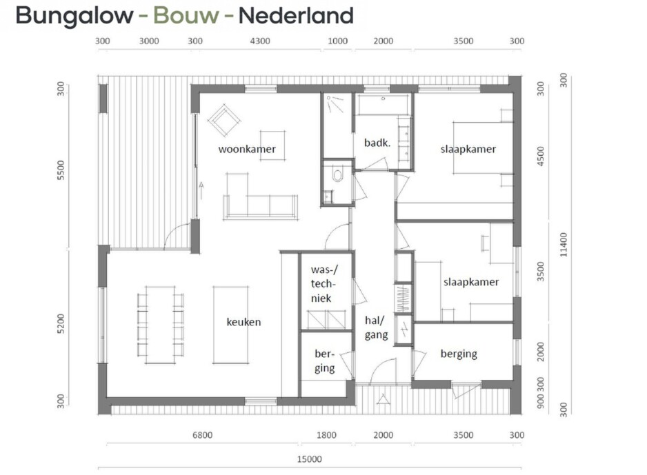 Moderne gelijkvloerse bungalow met houten gevelbekleding, grote glaspartijen en overdekt terras