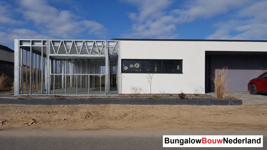 Moderne woning in staalframebouw waarbij de prefab staalconstructie vloeiend overgaat in de gerealiseerde luxe woning met moderne architectuur