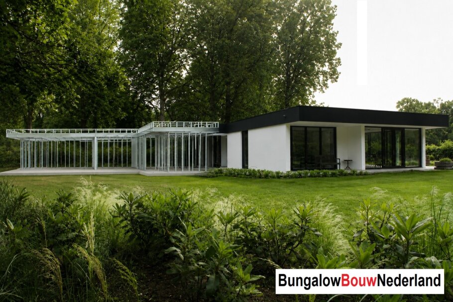 Moderne woning in staalframebouw waarbij de prefab staalconstructie vloeiend overgaat in de gerealiseerde luxe woning met moderne architectuur